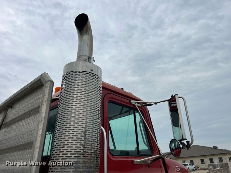 image for item DP0505 2001 Mack CH613  semi truck