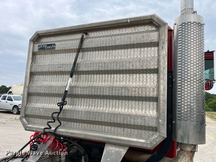 image for item DP0505 2001 Mack CH613  semi truck