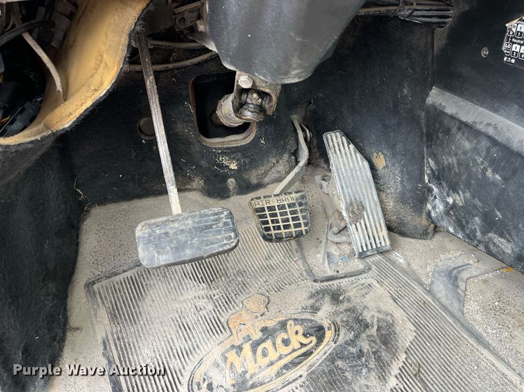 image for item DP0505 2001 Mack CH613  semi truck