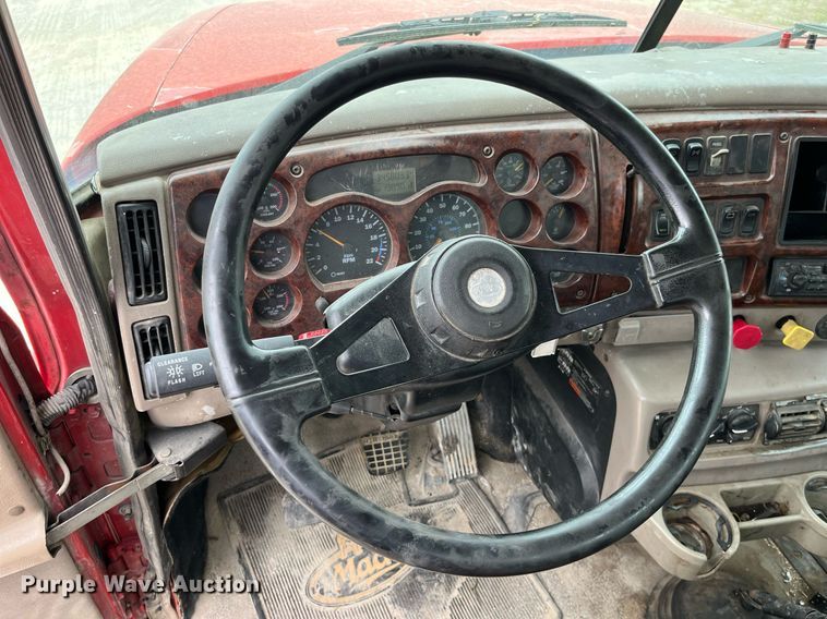 image for item DP0505 2001 Mack CH613  semi truck