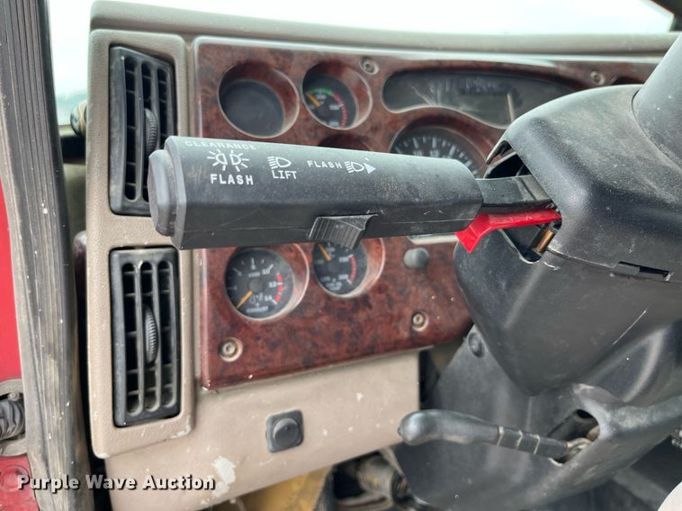 image for item DP0505 2001 Mack CH613  semi truck