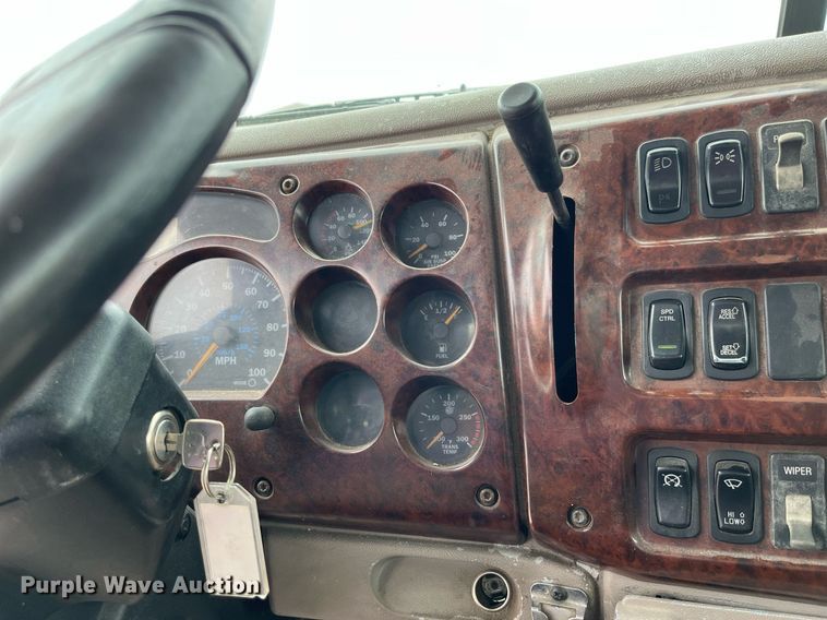 image for item DP0505 2001 Mack CH613  semi truck