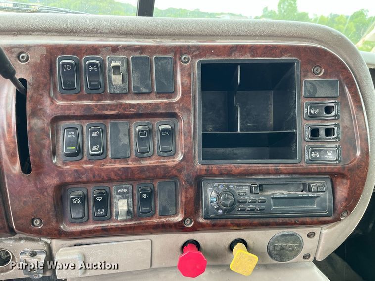 image for item DP0505 2001 Mack CH613  semi truck