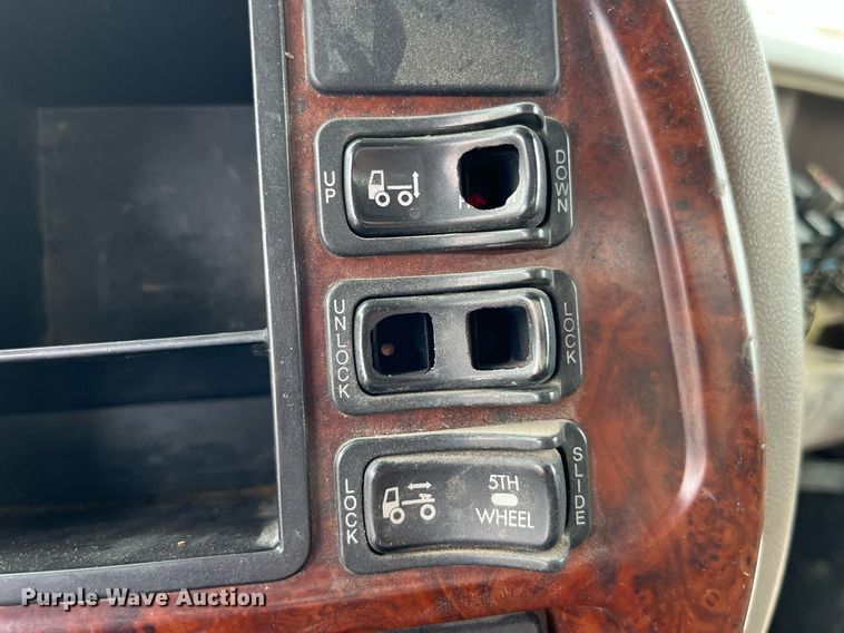 image for item DP0505 2001 Mack CH613  semi truck