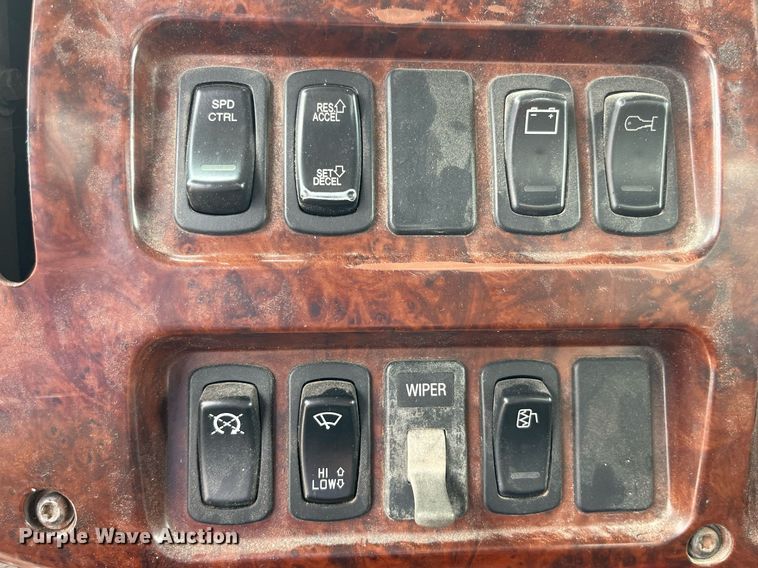 image for item DP0505 2001 Mack CH613  semi truck