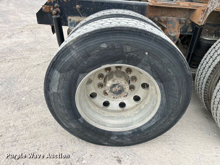 image for item DP0505 2001 Mack CH613  semi truck