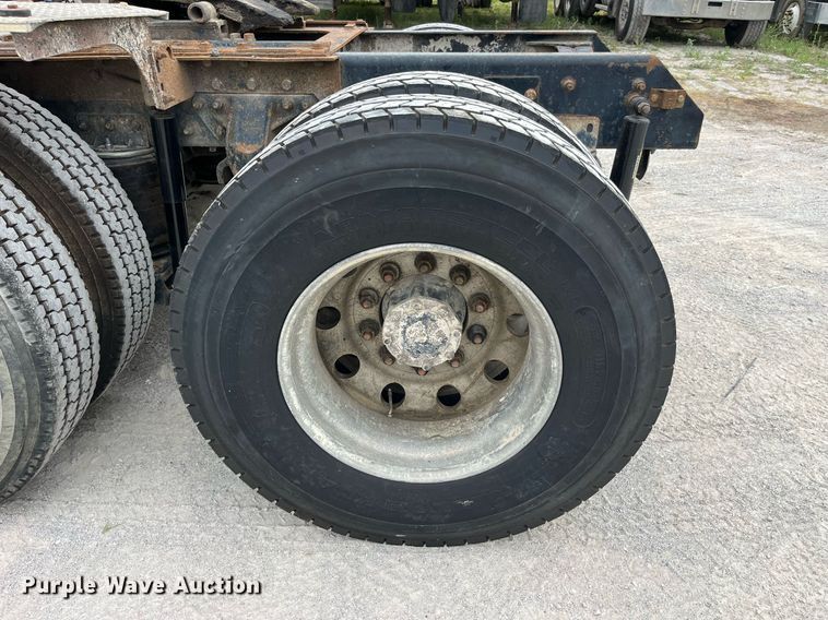 image for item DP0505 2001 Mack CH613  semi truck