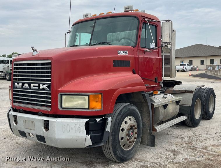 image for item DP0506 2001 Mack CH613  semi truck