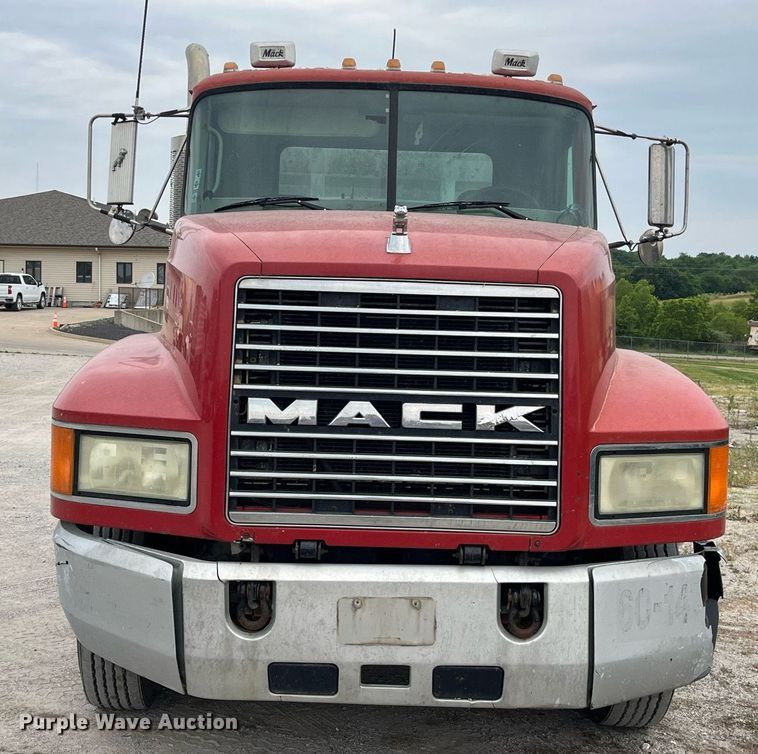 image for item DP0506 2001 Mack CH613  semi truck