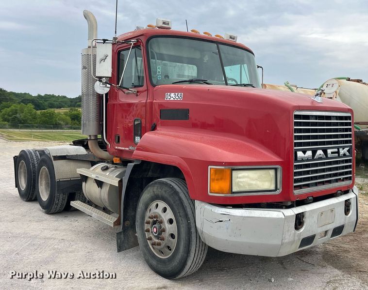 image for item DP0506 2001 Mack CH613  semi truck