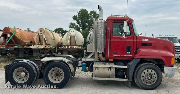 image for item DP0506 2001 Mack CH613  semi truck