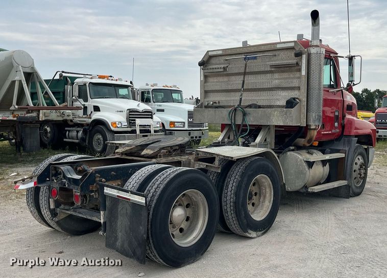 image for item DP0506 2001 Mack CH613  semi truck