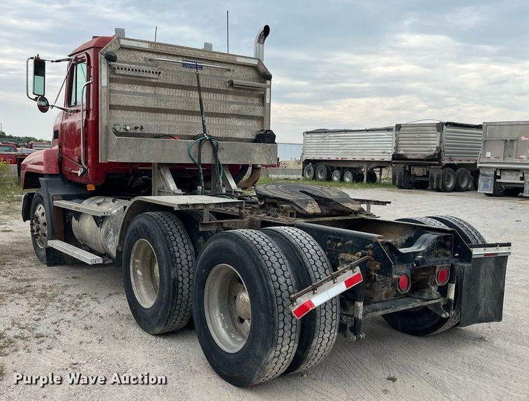 image for item DP0506 2001 Mack CH613  semi truck