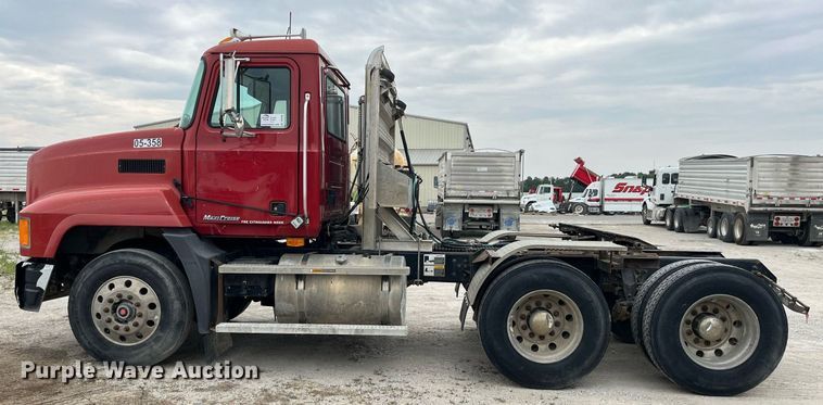 image for item DP0506 2001 Mack CH613  semi truck