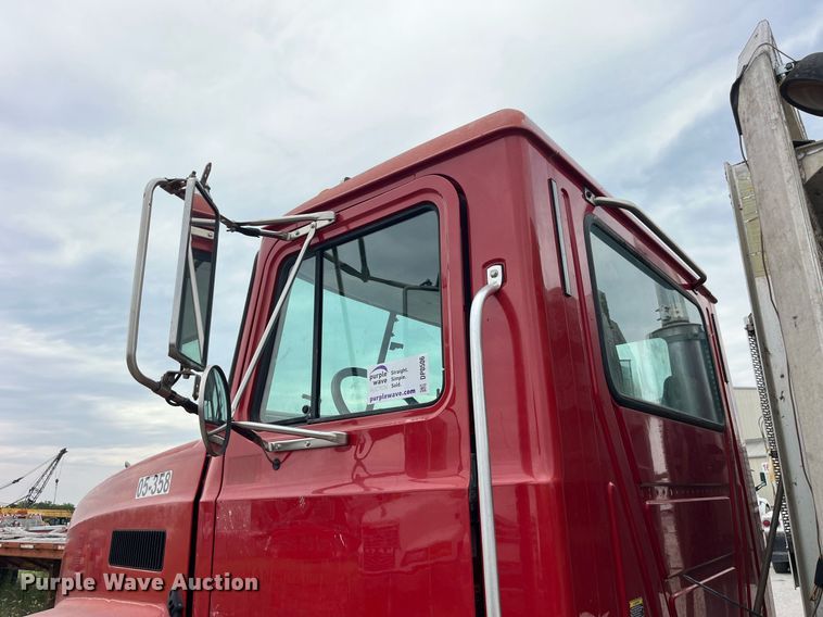 image for item DP0506 2001 Mack CH613  semi truck