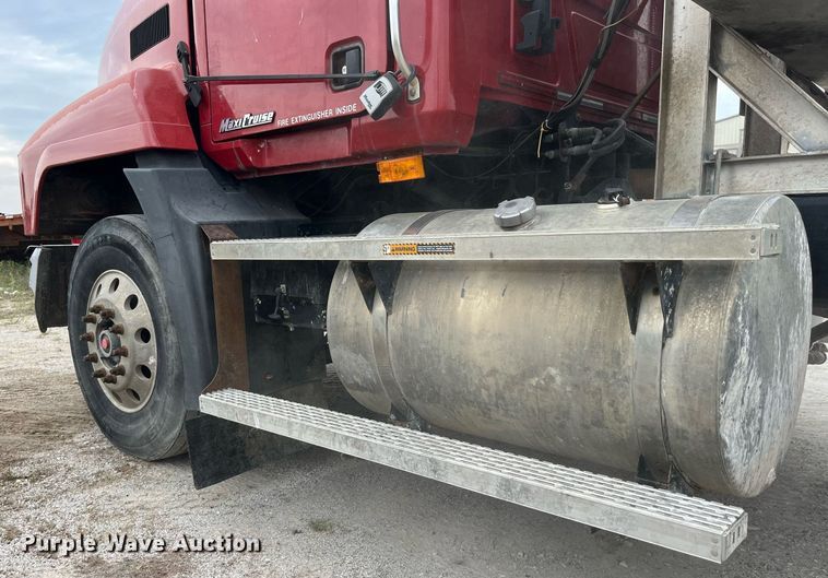 image for item DP0506 2001 Mack CH613  semi truck