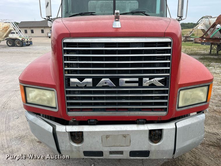 image for item DP0506 2001 Mack CH613  semi truck