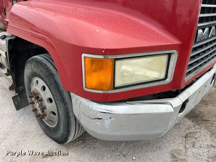 image for item DP0506 2001 Mack CH613  semi truck