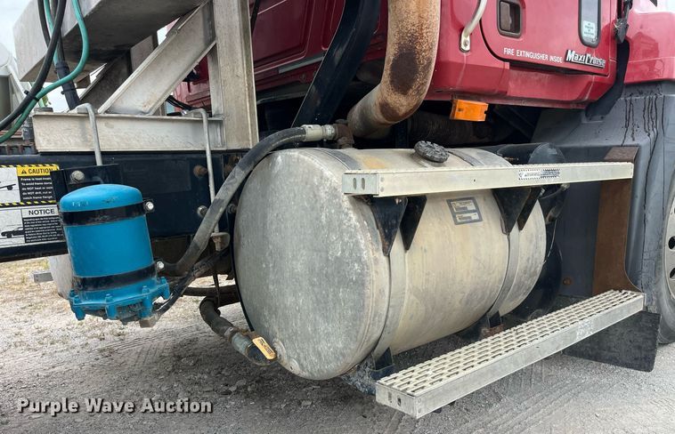 image for item DP0506 2001 Mack CH613  semi truck