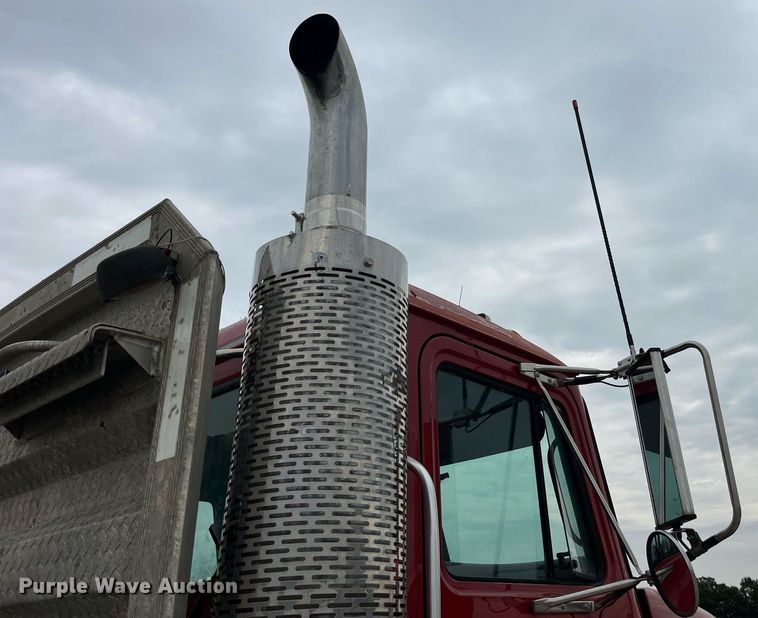 image for item DP0506 2001 Mack CH613  semi truck