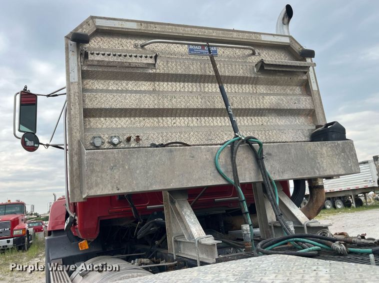 image for item DP0506 2001 Mack CH613  semi truck