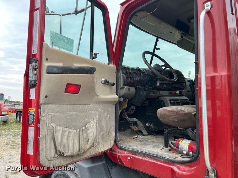 image for item DP0506 2001 Mack CH613  semi truck