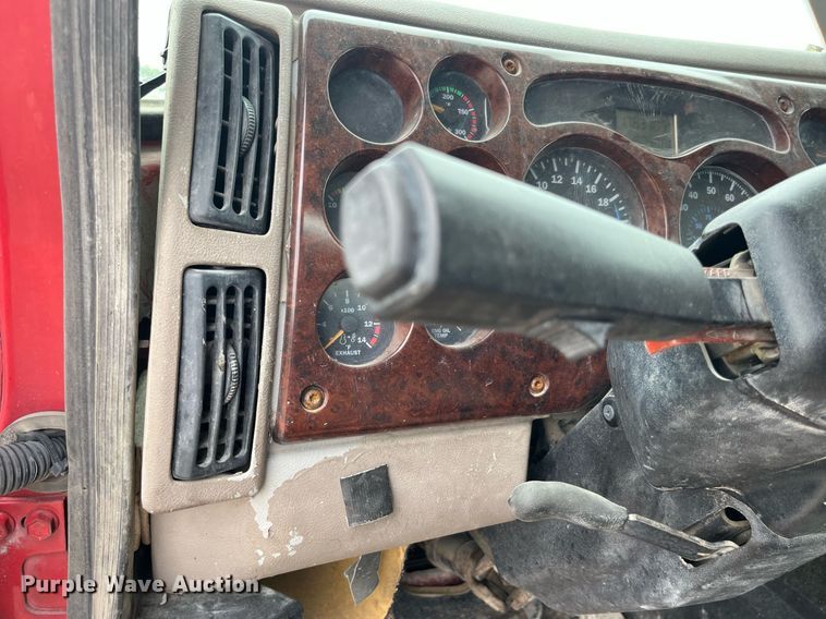 image for item DP0506 2001 Mack CH613  semi truck