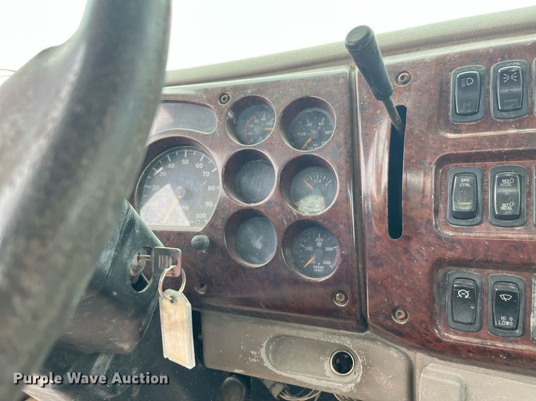 image for item DP0506 2001 Mack CH613  semi truck