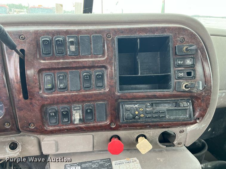 image for item DP0506 2001 Mack CH613  semi truck