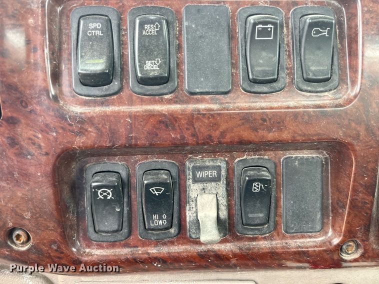 image for item DP0506 2001 Mack CH613  semi truck