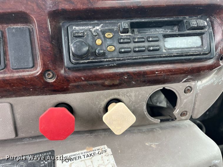 image for item DP0506 2001 Mack CH613  semi truck