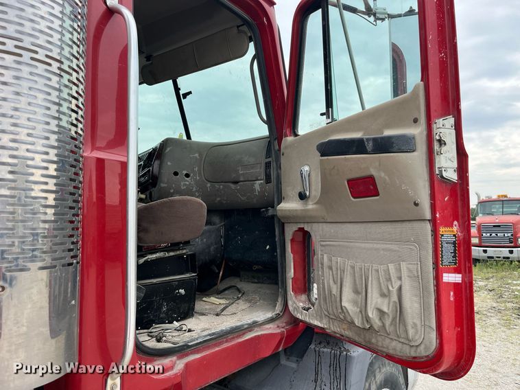 image for item DP0506 2001 Mack CH613  semi truck