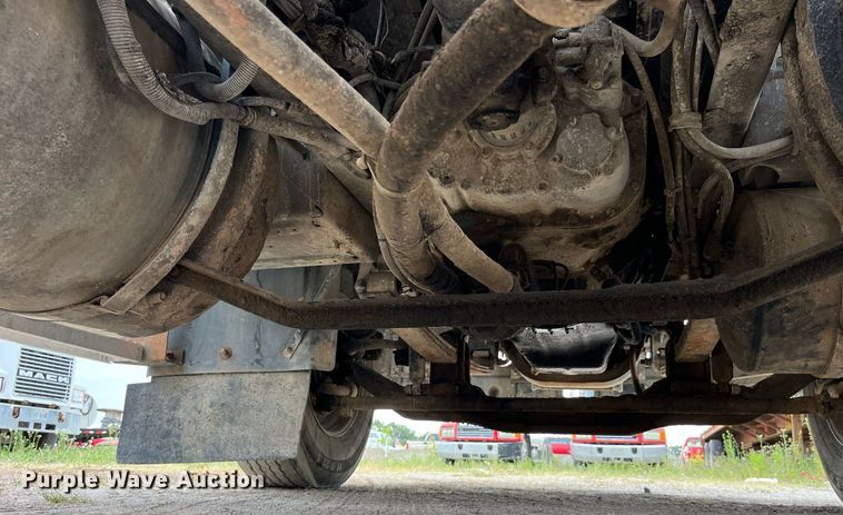 image for item DP0506 2001 Mack CH613  semi truck