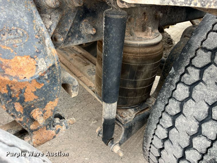 image for item DP0506 2001 Mack CH613  semi truck