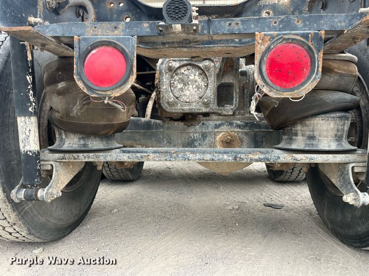 image for item DP0506 2001 Mack CH613  semi truck