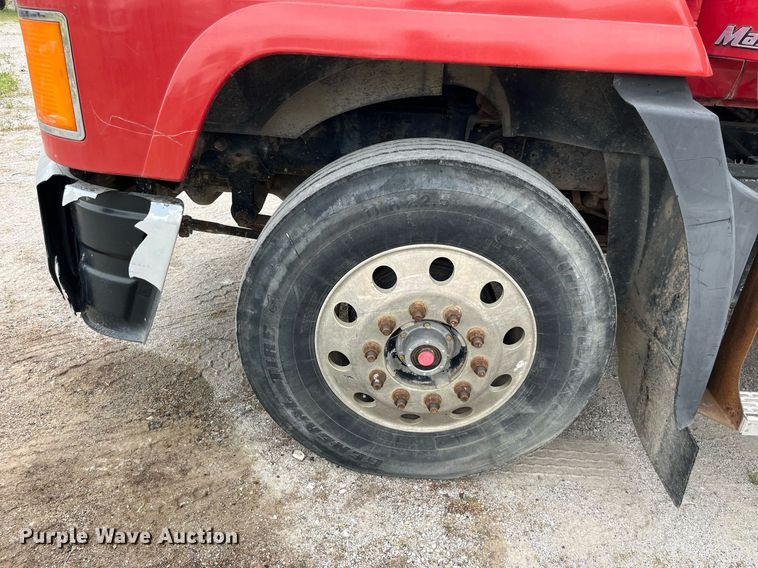 image for item DP0506 2001 Mack CH613  semi truck