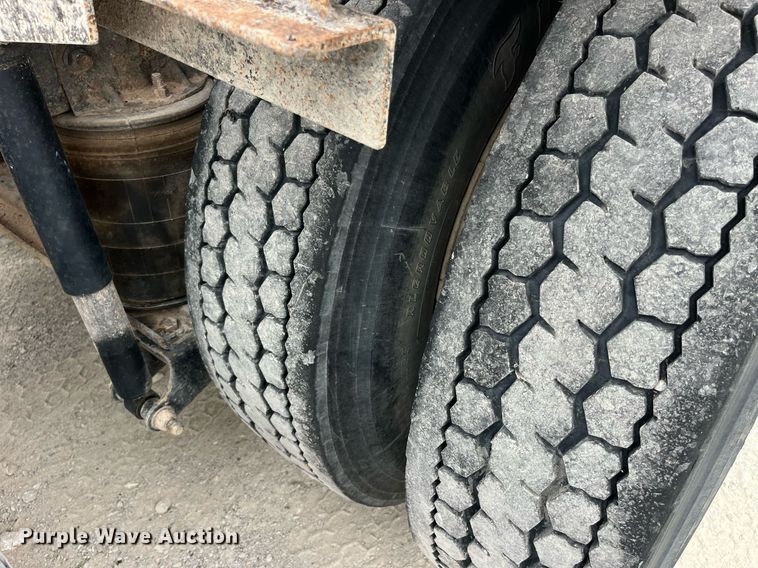 image for item DP0506 2001 Mack CH613  semi truck