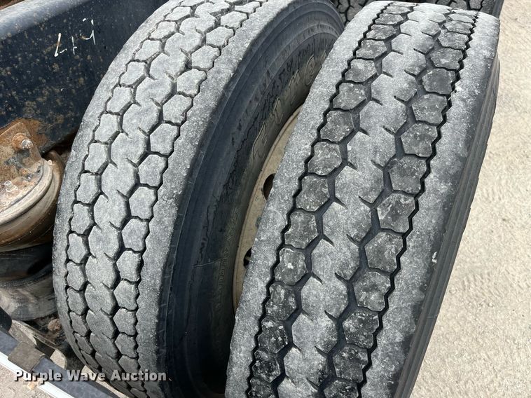 image for item DP0506 2001 Mack CH613  semi truck