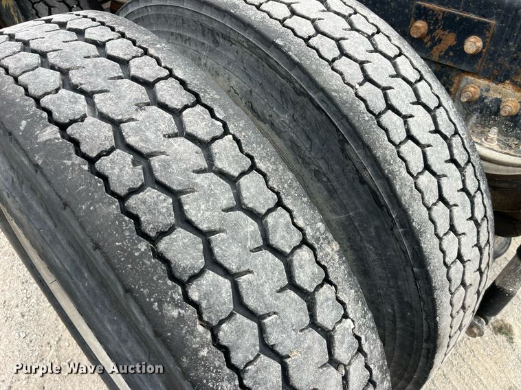 image for item DP0506 2001 Mack CH613  semi truck