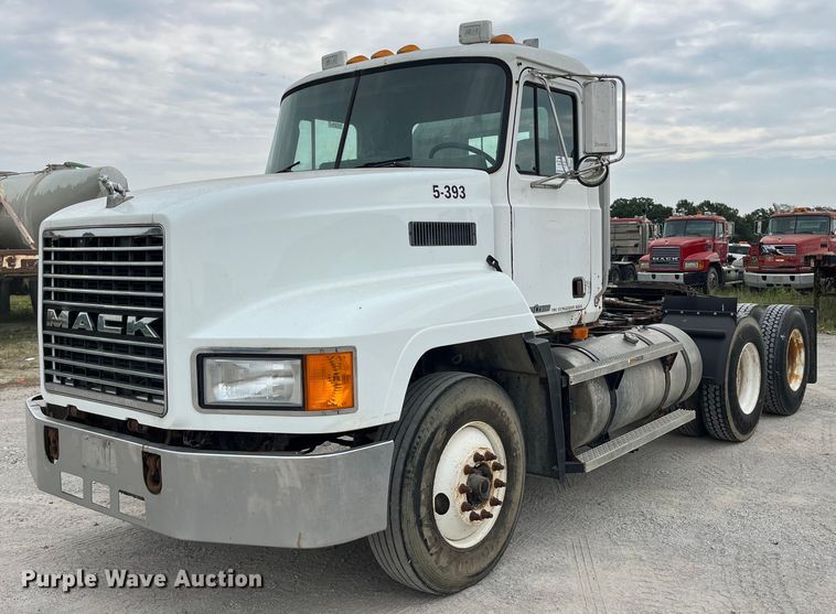 image for item DP0507 2000 Mack CH613  semi truck