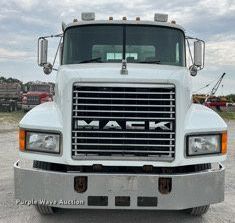 image for item DP0507 2000 Mack CH613  semi truck