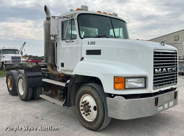 image for item DP0507 2000 Mack CH613  semi truck