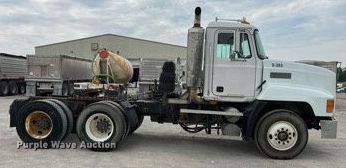 image for item DP0507 2000 Mack CH613  semi truck