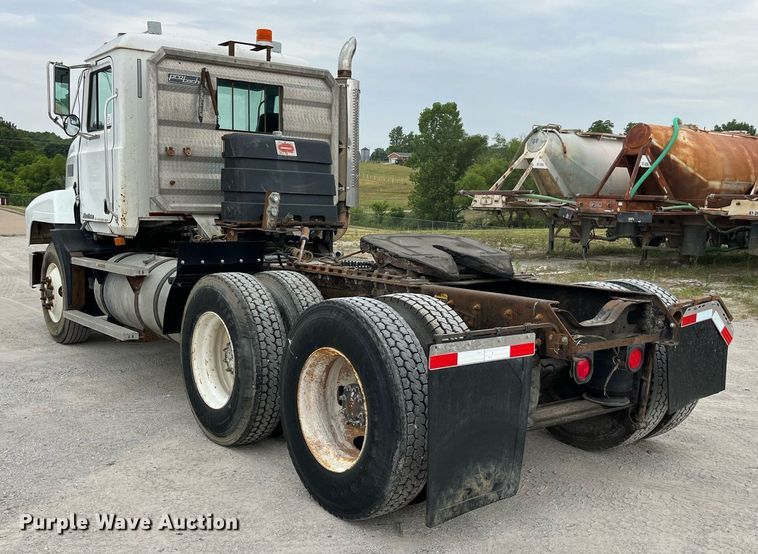 image for item DP0507 2000 Mack CH613  semi truck