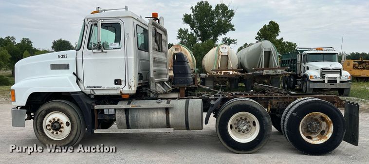 image for item DP0507 2000 Mack CH613  semi truck