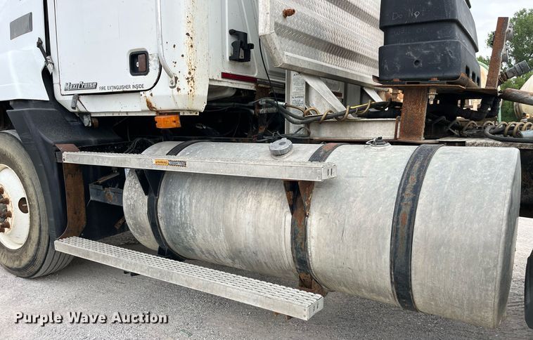 image for item DP0507 2000 Mack CH613  semi truck