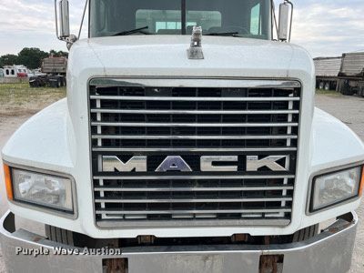 image for item DP0507 2000 Mack CH613  semi truck