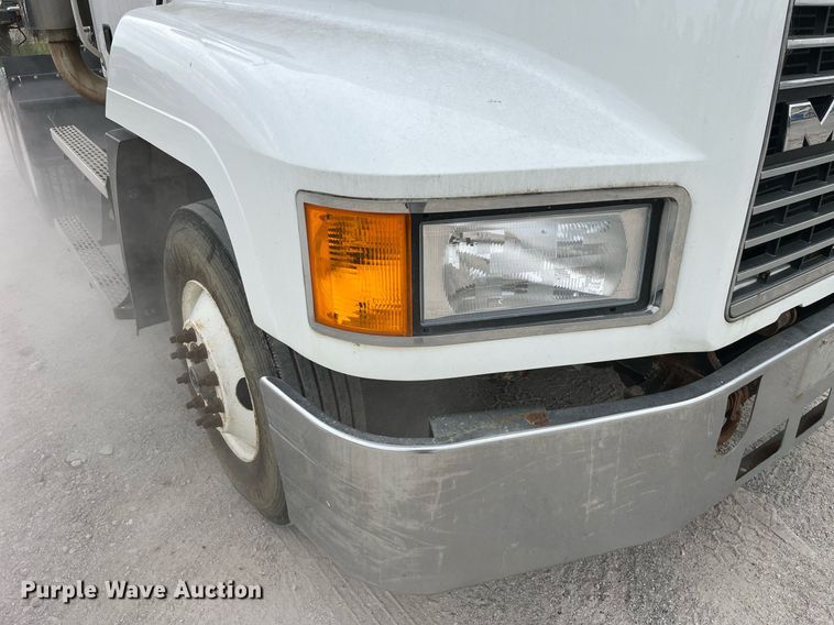 image for item DP0507 2000 Mack CH613  semi truck