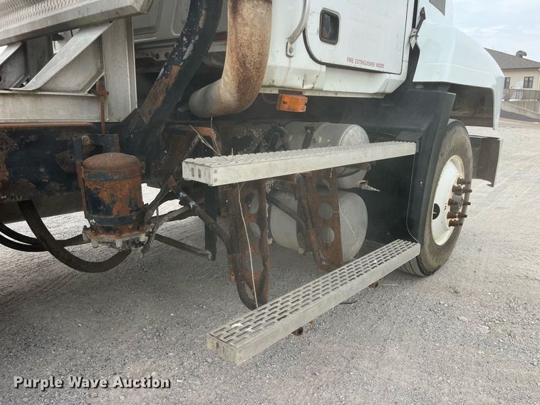 image for item DP0507 2000 Mack CH613  semi truck