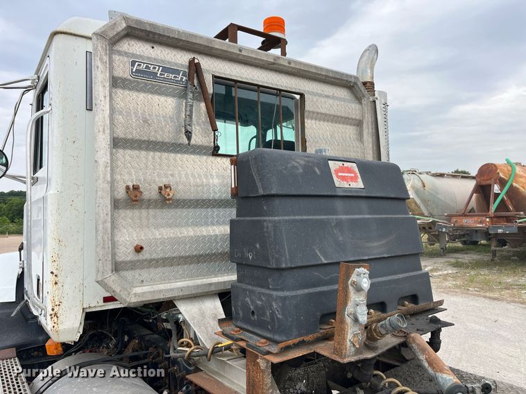 image for item DP0507 2000 Mack CH613  semi truck